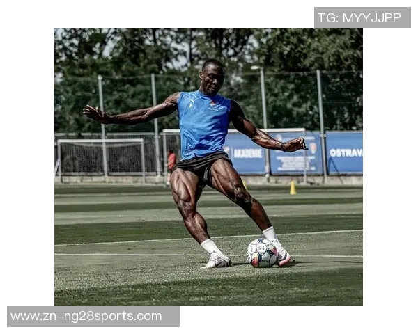 足球运动员帅气瞬间集锦展现运动魅力与青春风采的完美结合 足球运动员帅气瞬间集锦展现运动魅力与青春风采的完美结合